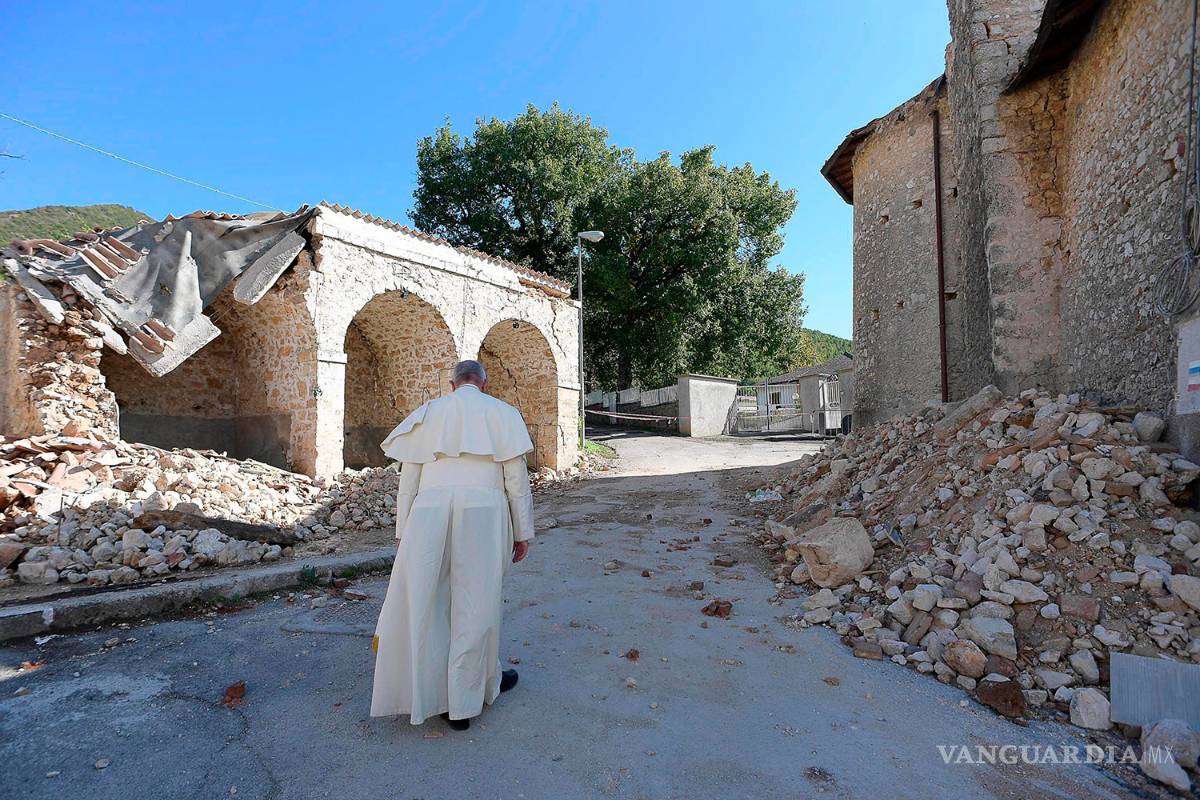 $!Papa Francisco visita de sorpresa Amatrice, pueblo italiano devastado por el terremoto (fotos)