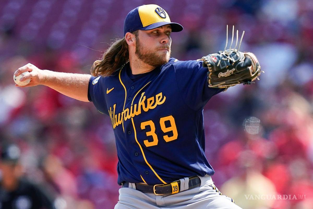 Corbin Burnes luce impeccable en la lomita