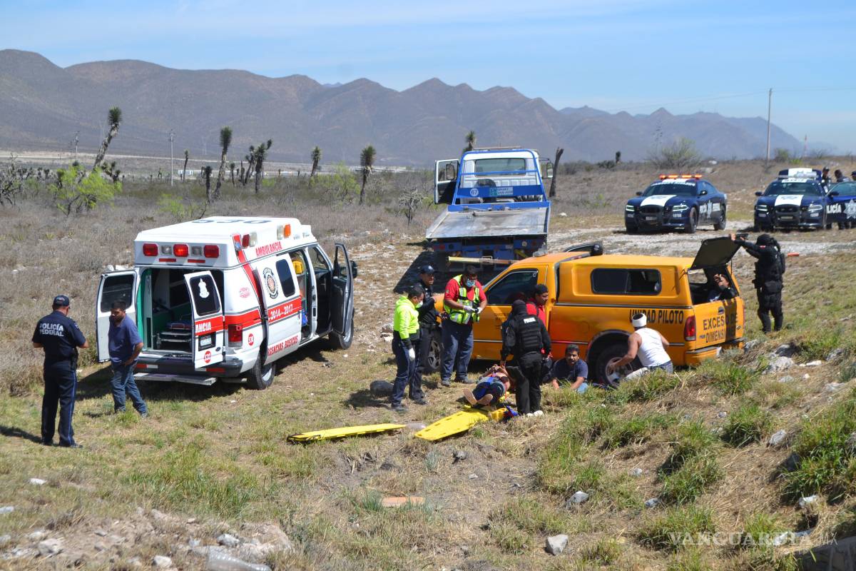 En Saltillo ‘pollero’ evade retén y cae tras persecución en ejido; traía 7 migrantes ocultos