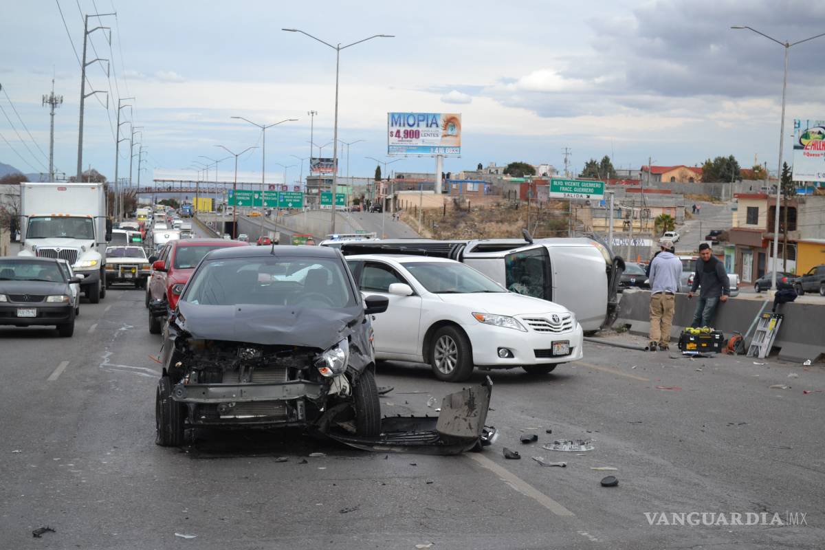 Pega por alcance a camión y provoca una carambola