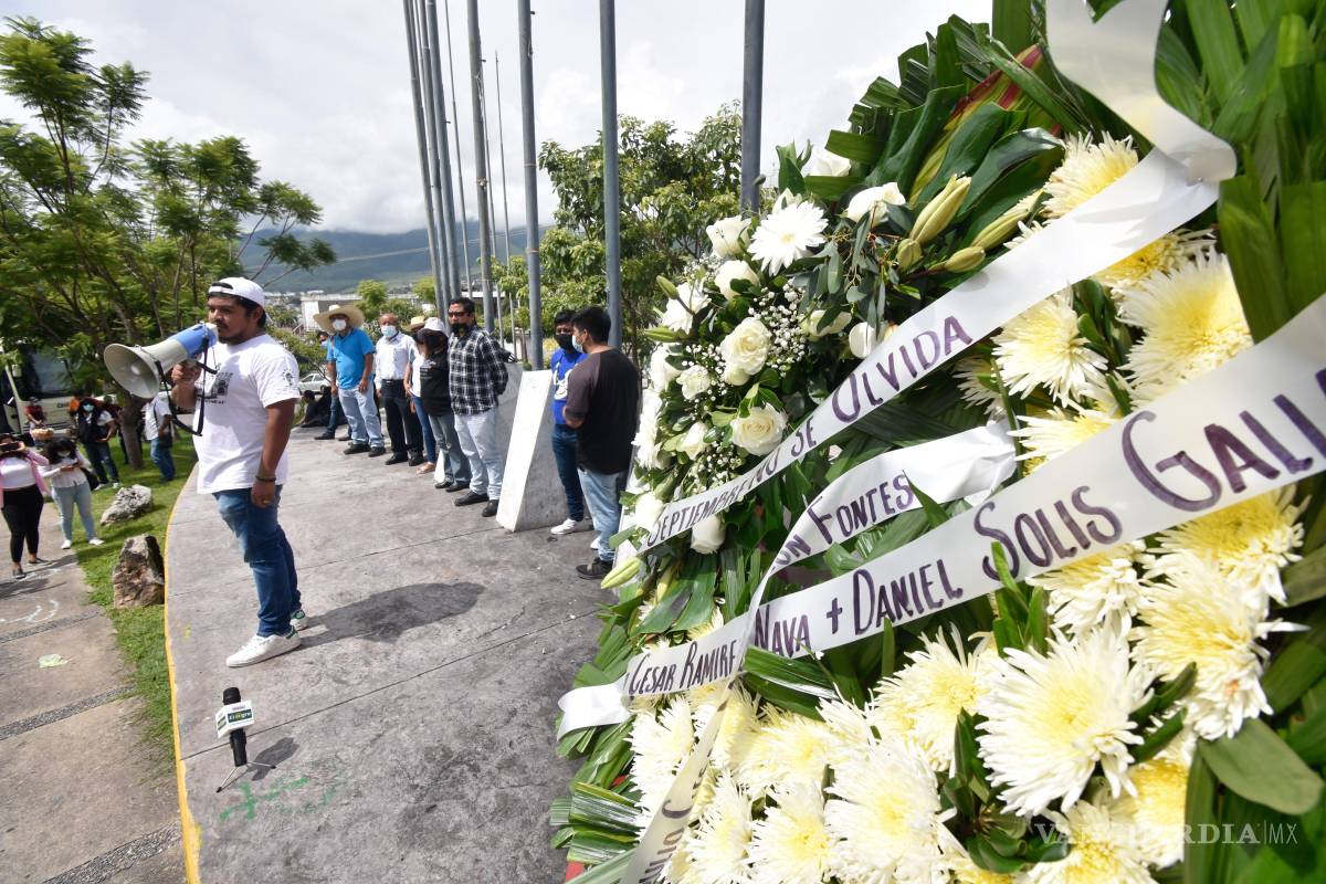$!Protesta de estudaintes de la Normal Rural de Ayotzinapa y organizaciones en conmemoración del octavo aniversario de la desaparición de 43 estudiantes en Iguala, Guerrero.