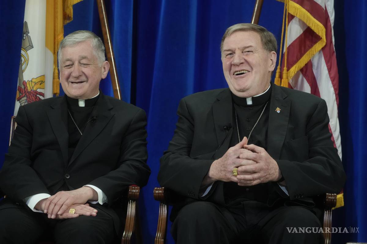 $!Los cardenales estadounidenses Joseph Tobin de Newark y Blase Cupich de Chicago en una conferencia de prensa en el Pontificio Colegio Norteamericano.