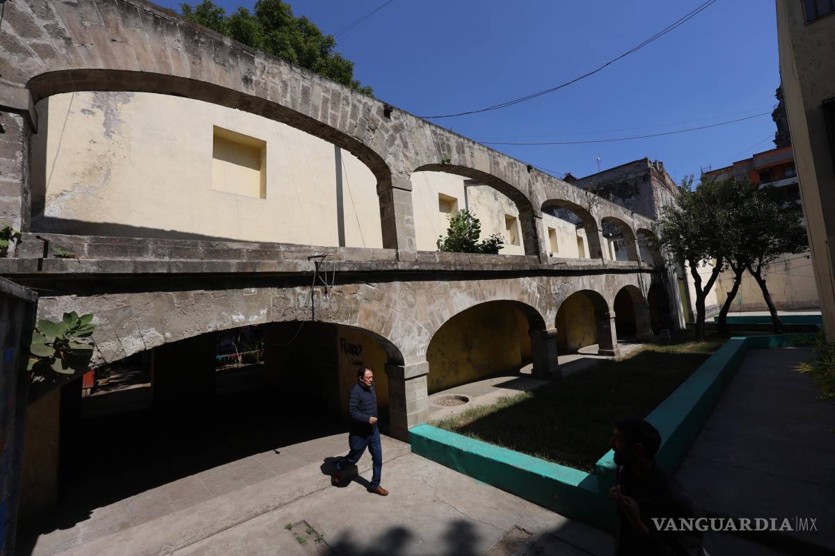 $!Un hombre camina por la arcada del claustro que formaba parte de la iglesia de Santo Domingo, convertida ahora en un complejo residencial, en CDMX.