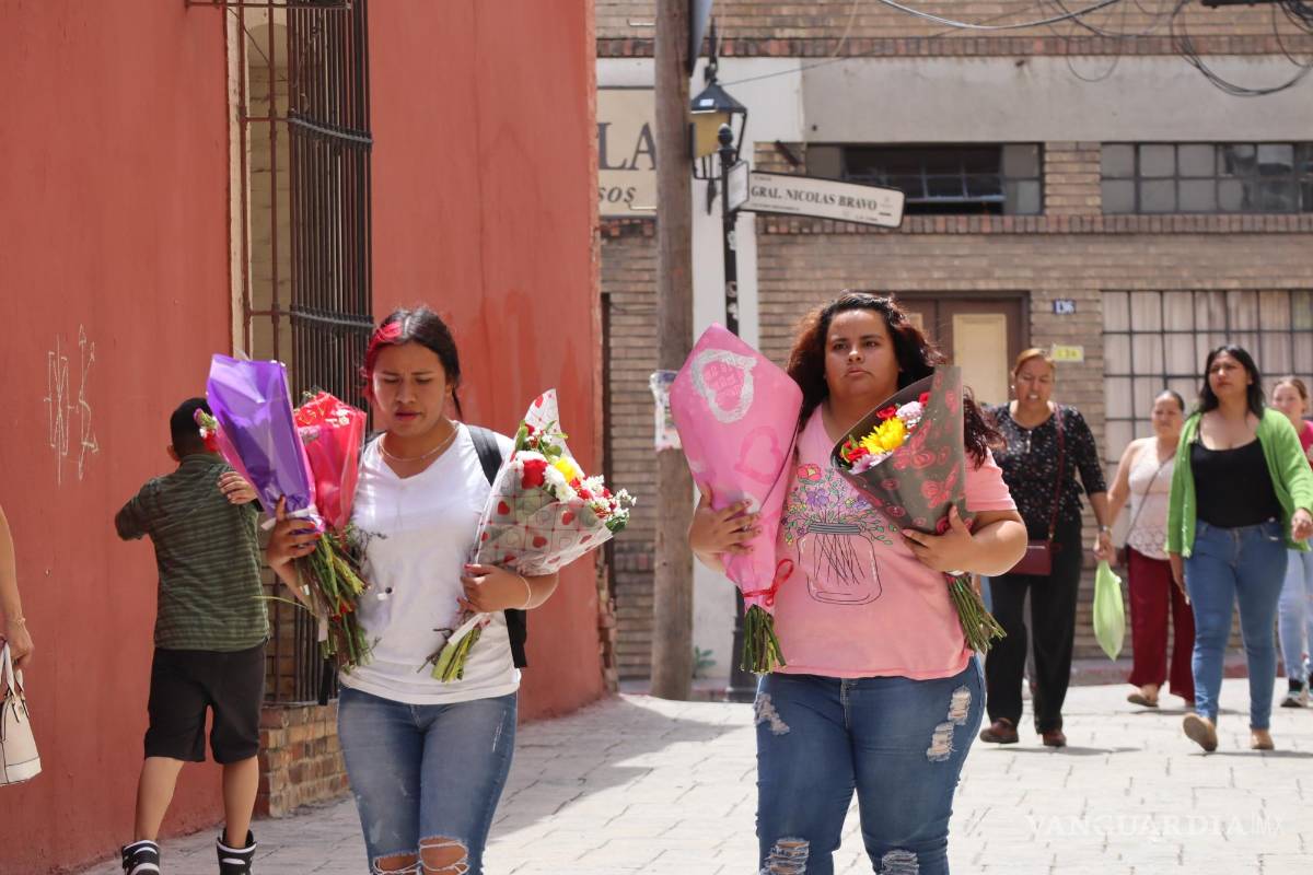 $!Aunque hubo afluencia de personas en el Centro, los comercios acusaron una baja en las ventas.