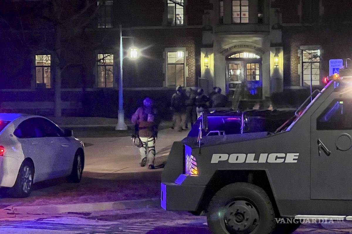 $!Agentes de la policía llegan al campus de la Universidad Estatal de Michigan, en East Lansing, Michigan, al acudir a un reporte de tiroteo.
