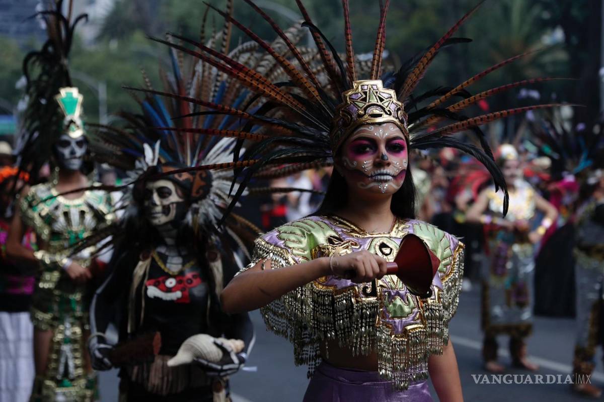 $!Inicia la procesión de catrinas del Ángel de la Independencia al Zócalo capitalino.