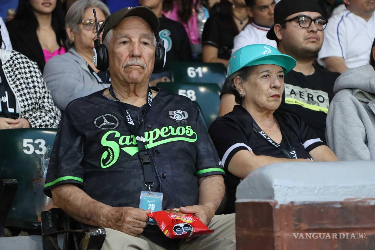 $!Los Saraperos celebraron en el dugout tras asegurar la serie frente a su afición en el estadio Francisco I. Madero.