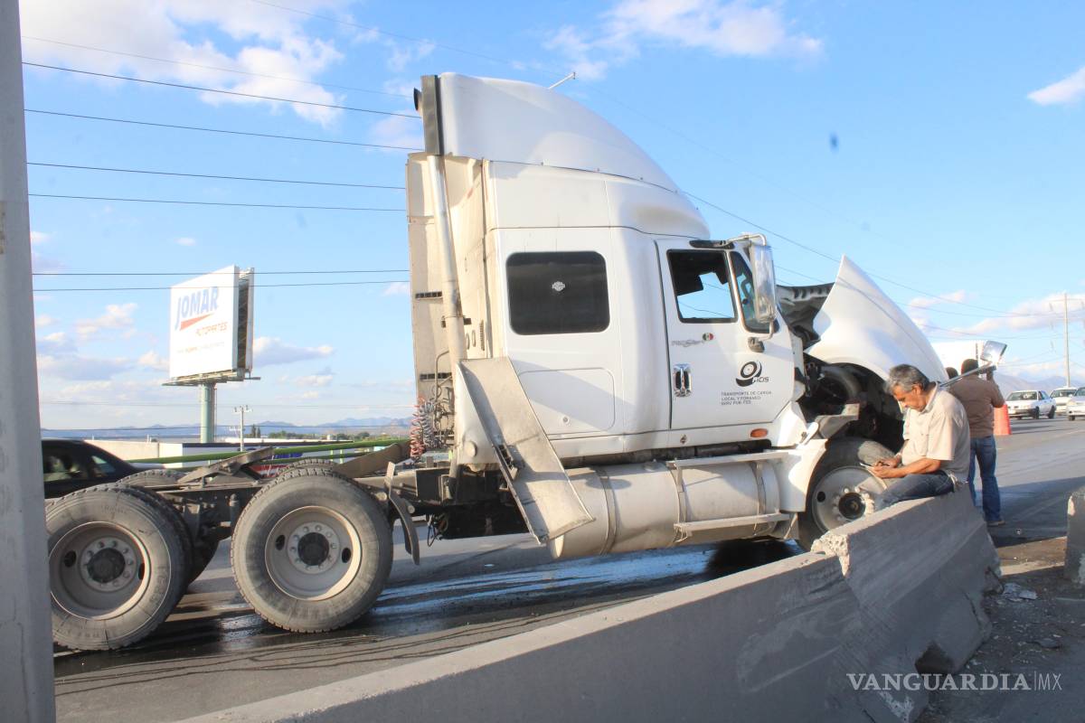 Tráiler provoca caos vial en bulevar Fundadores, en Saltillo, tras accidente sin lesionados