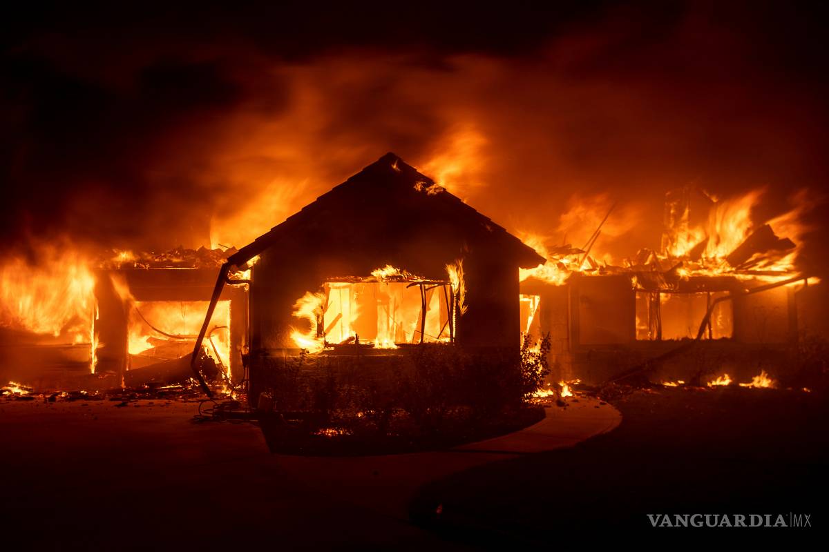 $!Incendios consumen a California