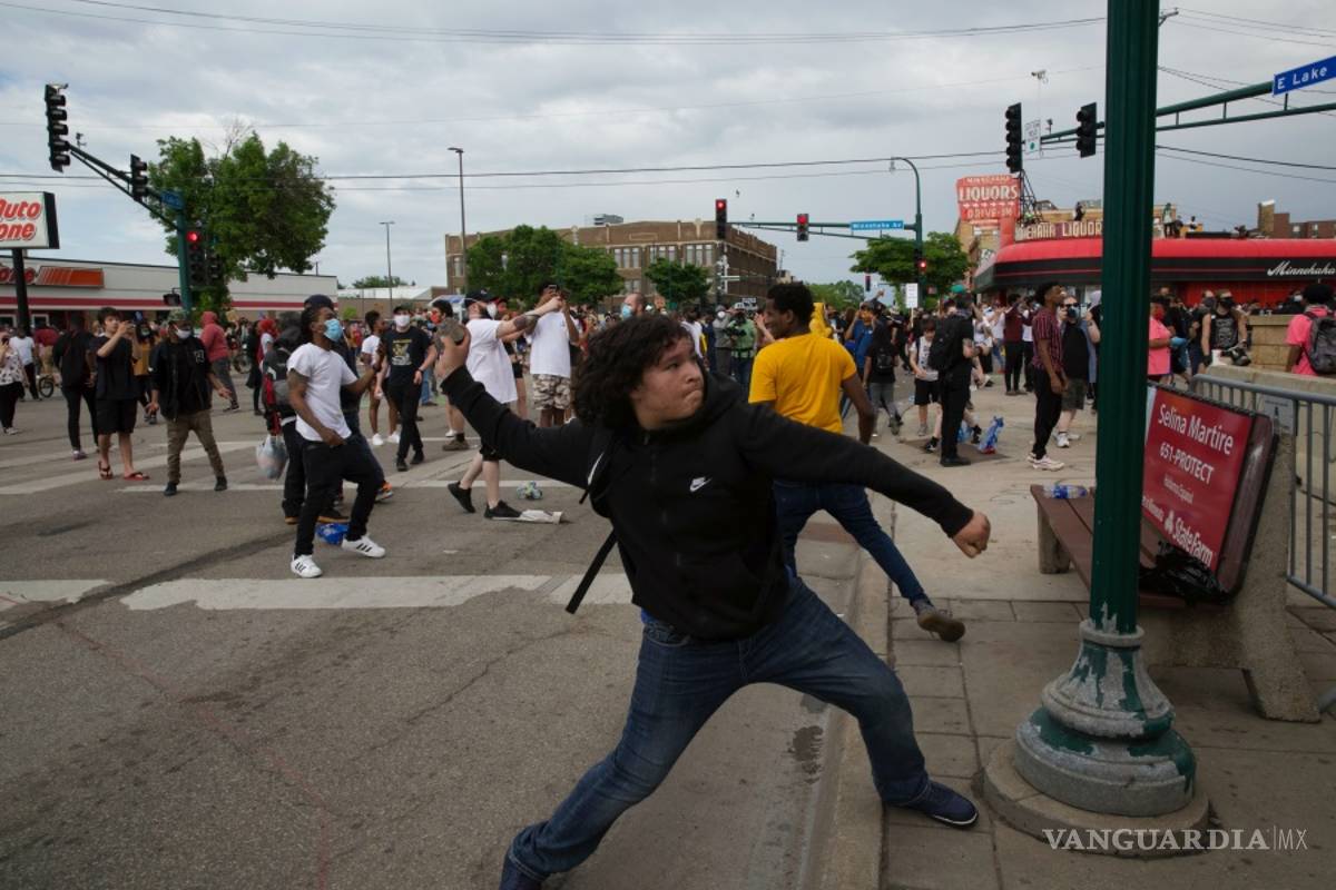 $!Violentas protestas y saqueos en Minneapolis por la muerte de George Floyd por abuso policial (fotos)