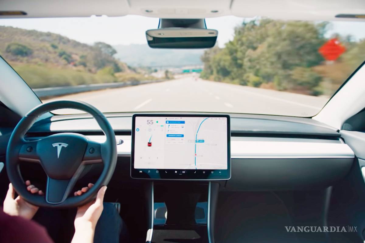 Tesla muestra su tecnología de manejo autónomo a inversores