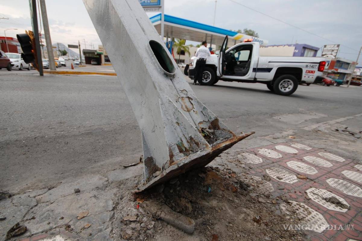 $!Fuertes vientos causan caída de un semáforo en céntrica zona de Saltillo