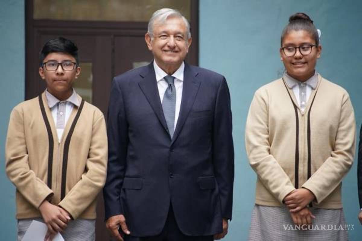 AMLO promete que se invertirán 60 mil millones en becas para estudiantes