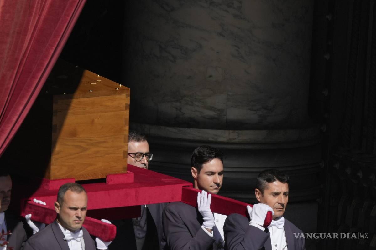 $!El féretro del papa Francisco sale de la basílica de San Pedro del Vaticano a hombros de los porteadores para su funeral.
