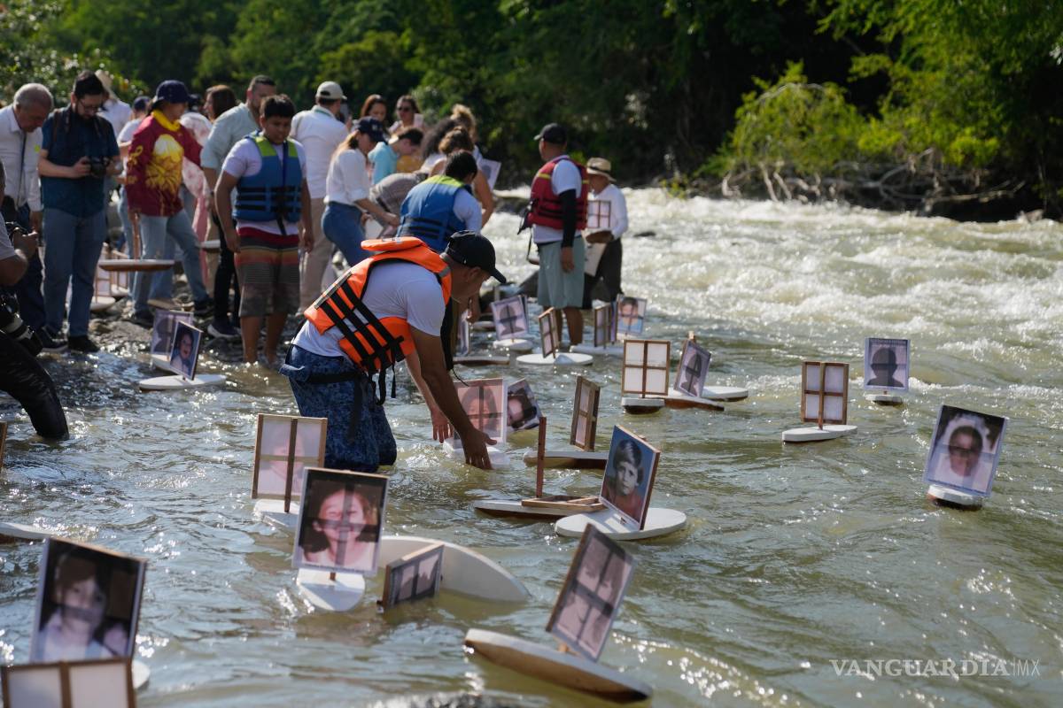 $!Familiares de niños desaparecidos desde la erupción del Nevado del Ruiz lanzan pequeñas embarcaciones al río Guali, en Honda, Colombia.