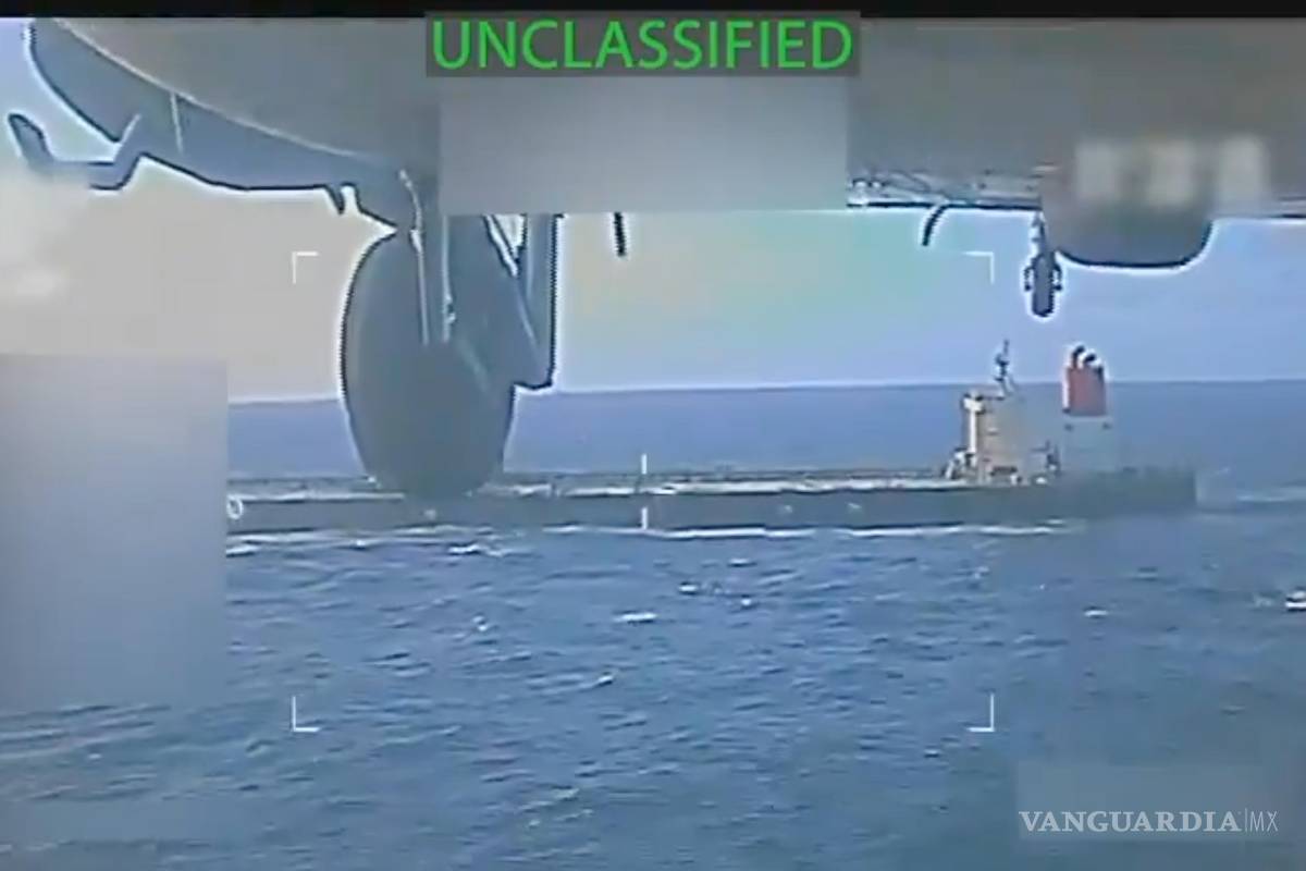 $!Imagen de video publicado en la cuenta X de Pam Bondi, que muestra a un helicóptero estadounidense acercándose al petrolero para ser incautado.