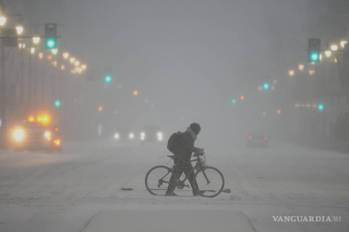 $!Una persona empuja una bicicleta en medio de una tormenta invernal en Filadelfia el 25 de enero del 2026.