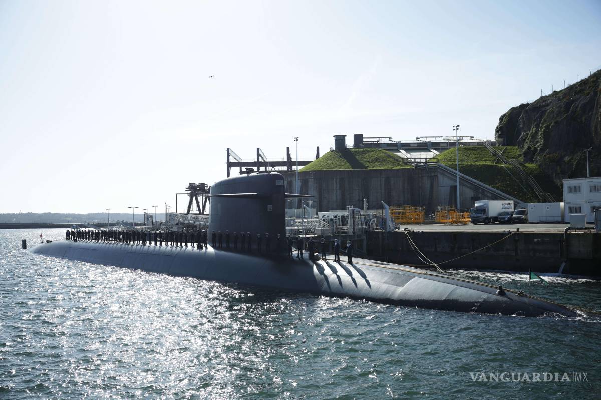 $!Marineros a bordo de un submarino esperan la llegada del presidente francés, Emmanuel Macron, a la base naval de submarinos nucleares de Ile Longue.