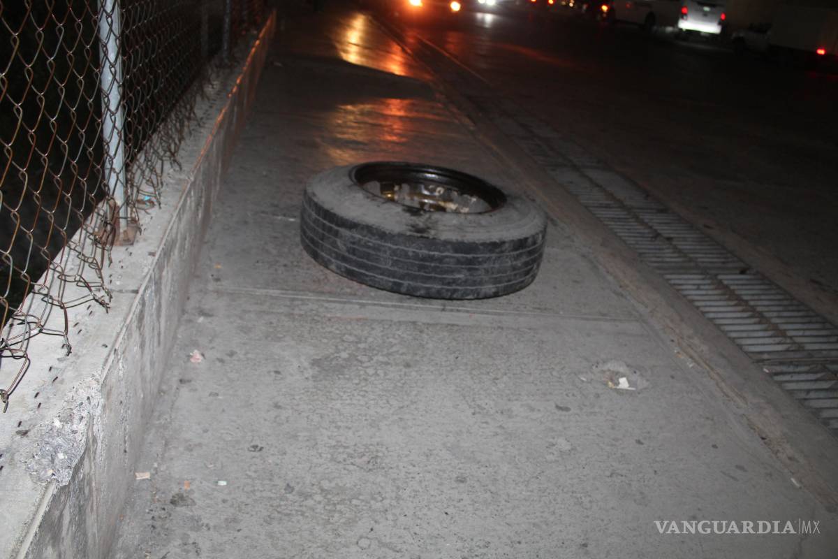 Llanta de camión se desprende y lesiona a mujer en Saltillo