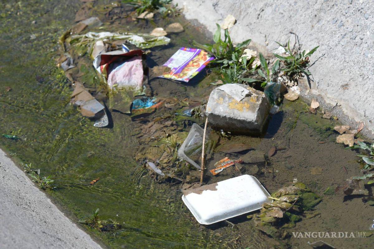 $!Gran cantidad de basura se puede ver en el cauce del canal.