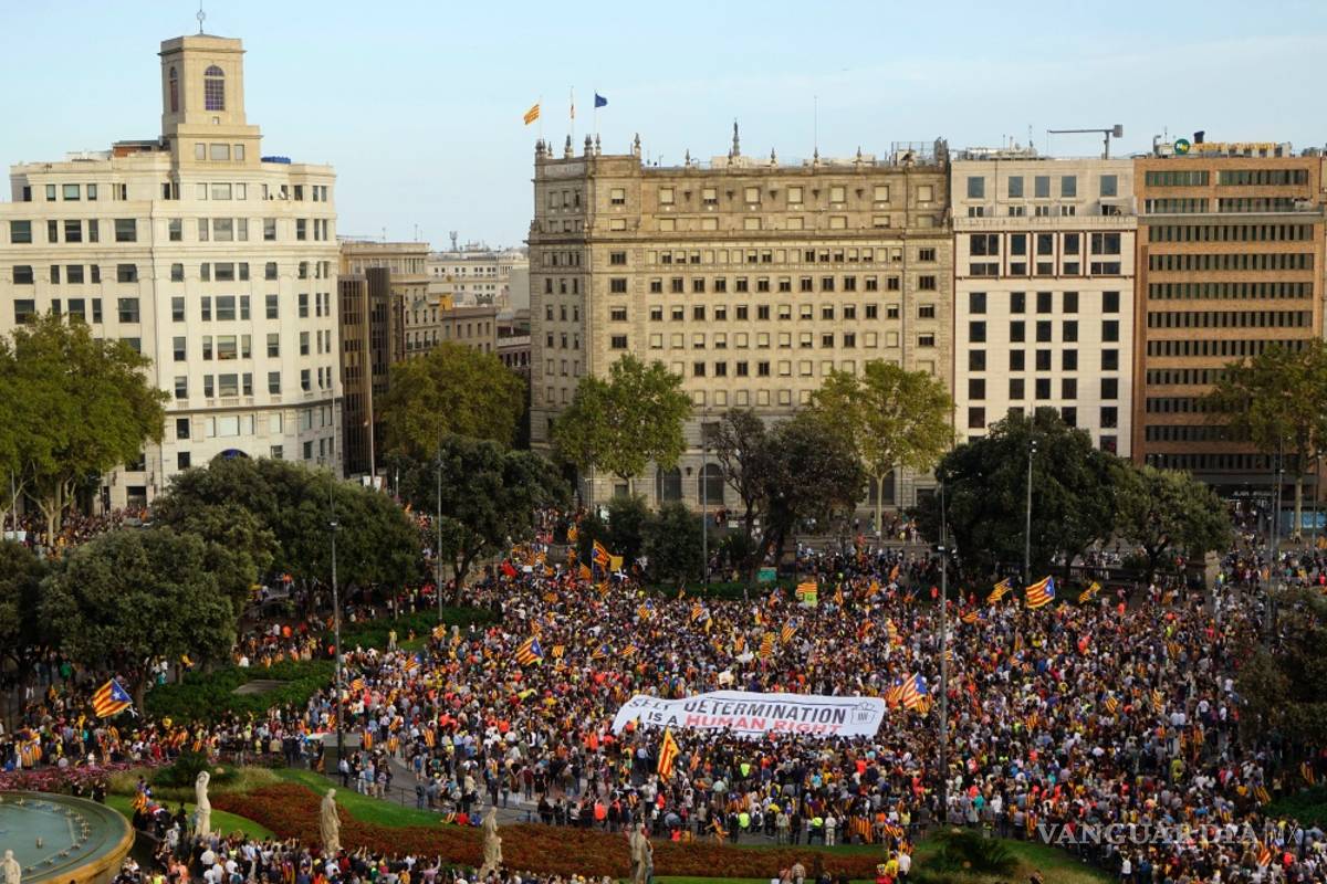 Miles de personas marchan en Cataluña por aniversario de referéndum
