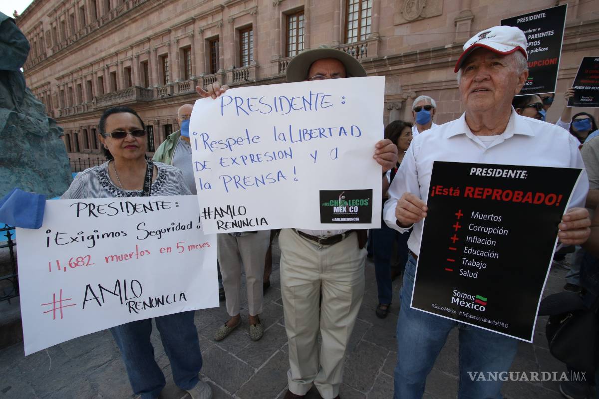 $!Se manifiestan contra AMLO en Saltillo... 40 personas responden a la convocatoria de los 'Chalecos México'