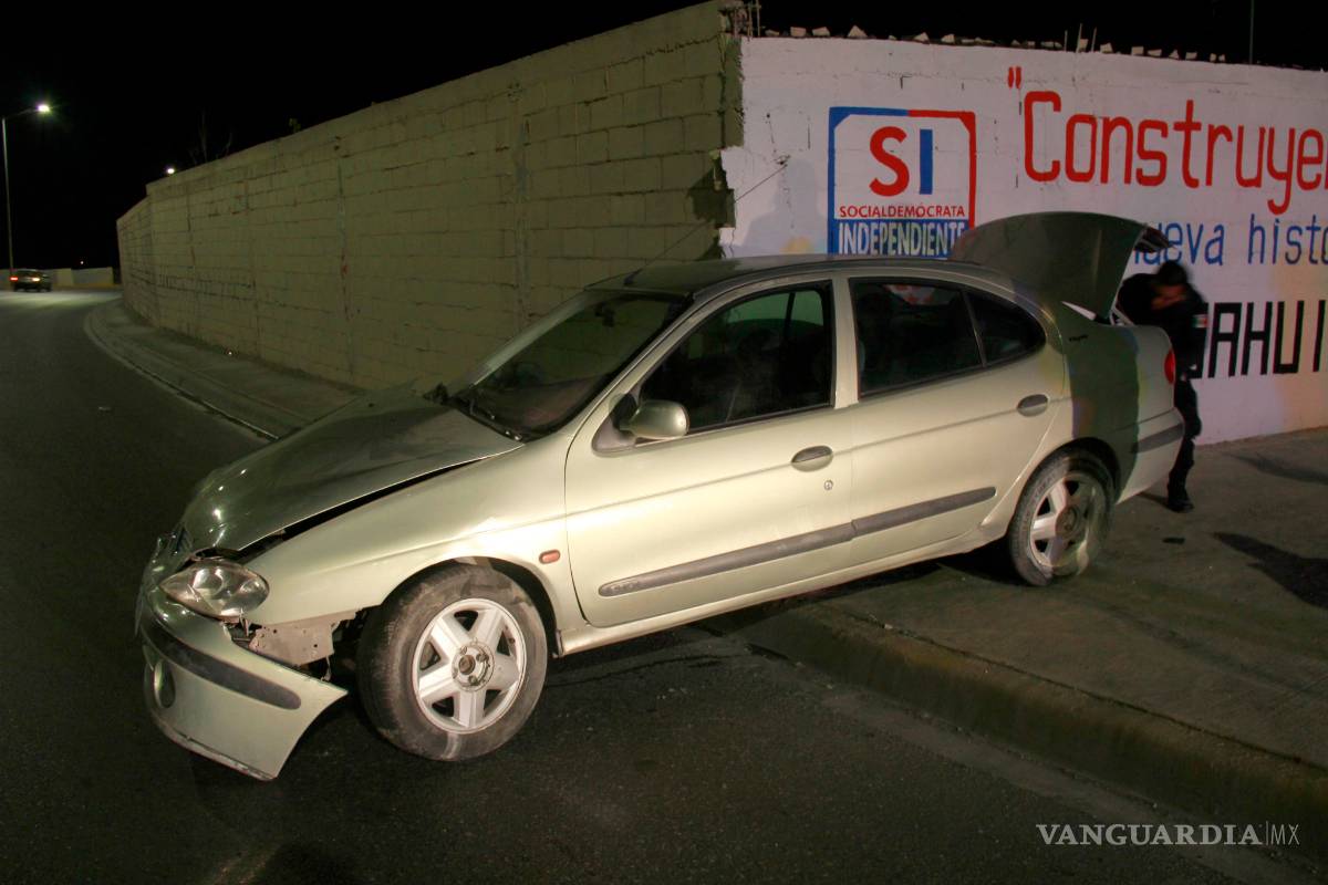 Policía de Saltillo sale ebrio de posada, choca su auto en barda y huye
