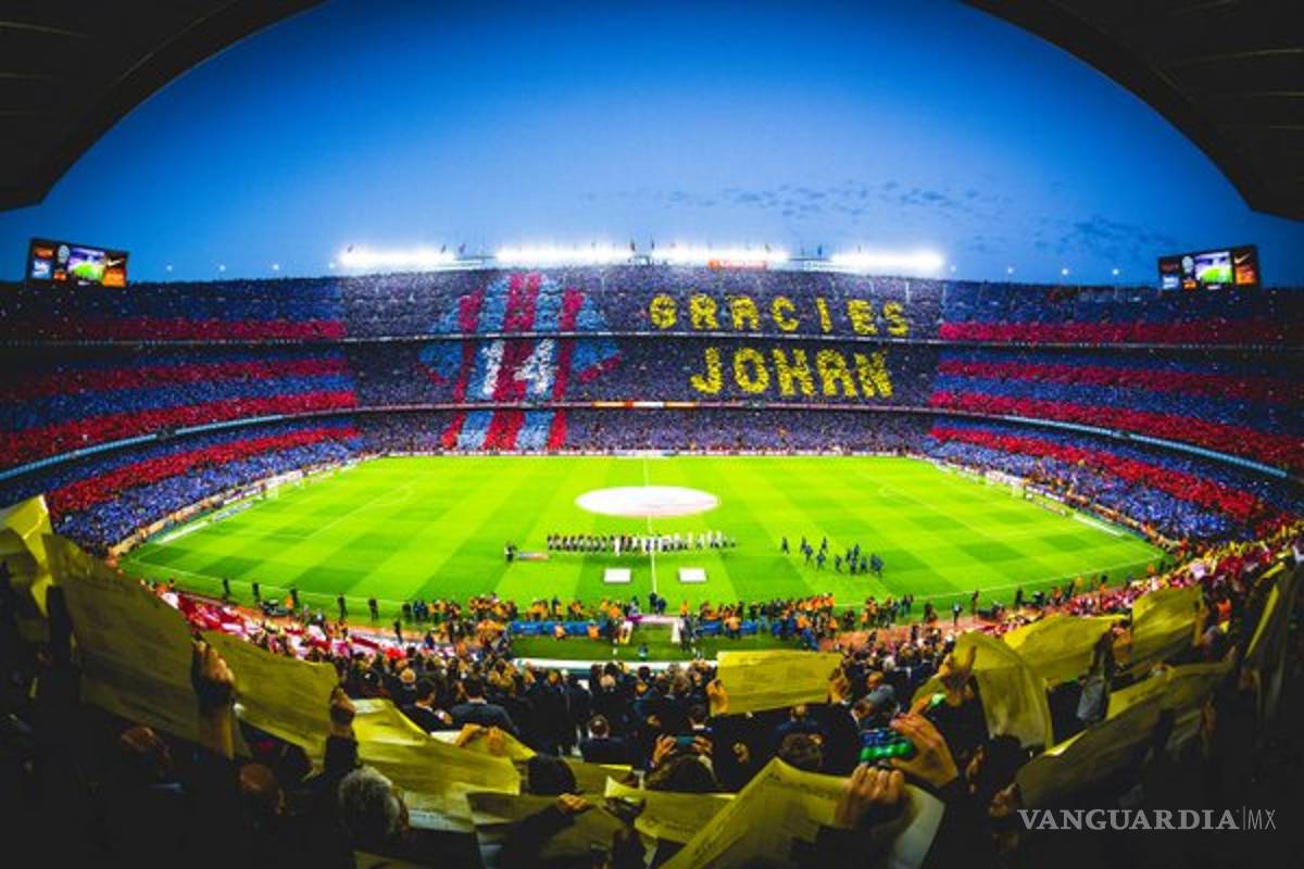 El Camp Nou rinde tributo a Johan Cruyff en el minuto 14