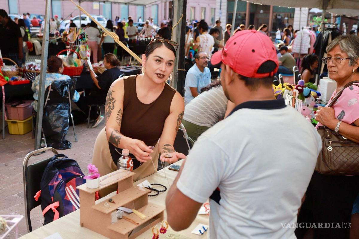 $!El Bazar mujeres unidas logró reunir gran número de clientes.