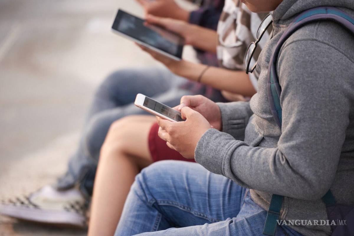 Estudiantes, desconectados del aprendizaje, pero conectados al celular