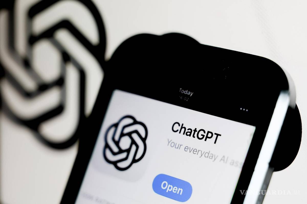 $!La aplicación ChatGPT en la pantalla de un teléfono, desarrollada por la organización estadounidense de investigación en inteligencia artificial OpenAI.