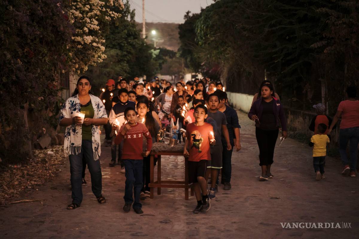 $!Durante las posadas navideñas, peregrinos y posaderos recrean con cantos el recorrido de María y José en busca de alojamiento antes del nacimiento de Jesús.