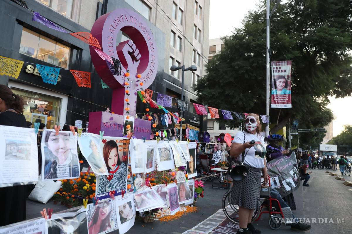 Colectivos colocan ofrenda en honor a víctimas de feminicidios y desaparecidos en México