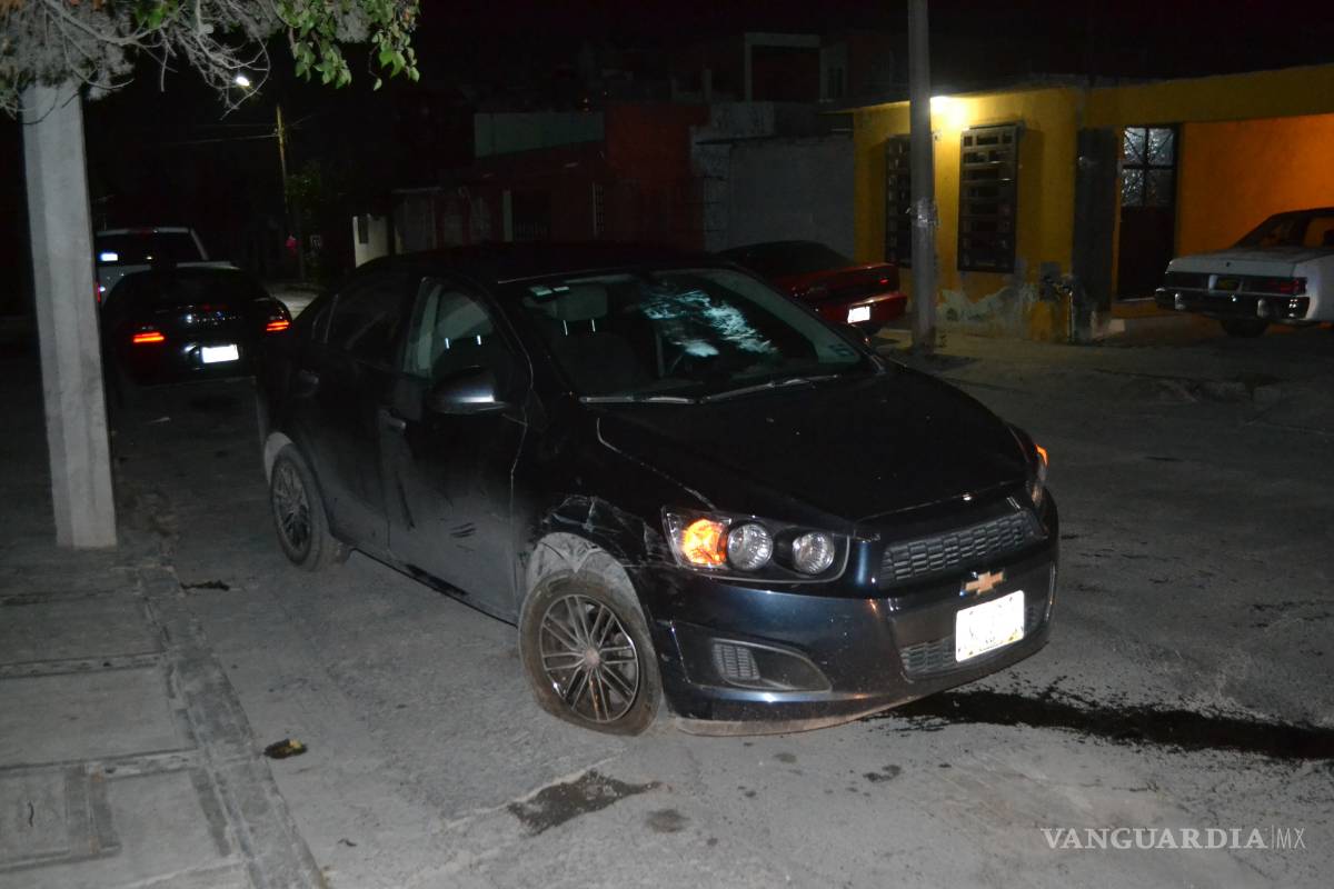 Se impacta ebrio contra un vehículo estacionado en colonia de Saltillo