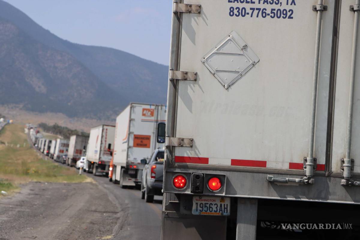 $!El transporte de carga está teniendo retrasos en sus traslados, al formarse filas de hasta 20 kilómetros.