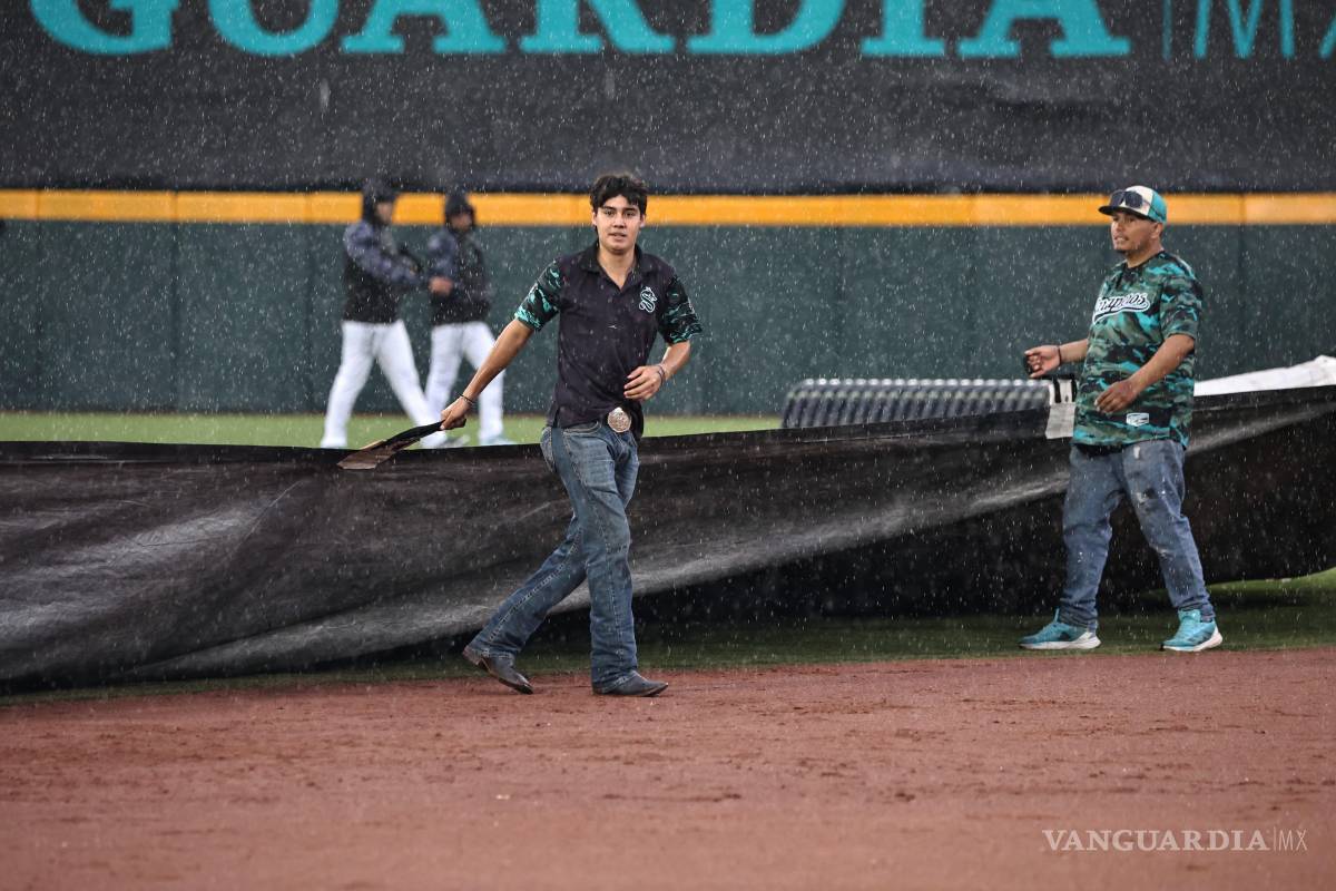 $!La lluvia provocó una pausa en el juego durante las primeras entradas, pero el duelo pudo completarse en el Francisco I. Madero.