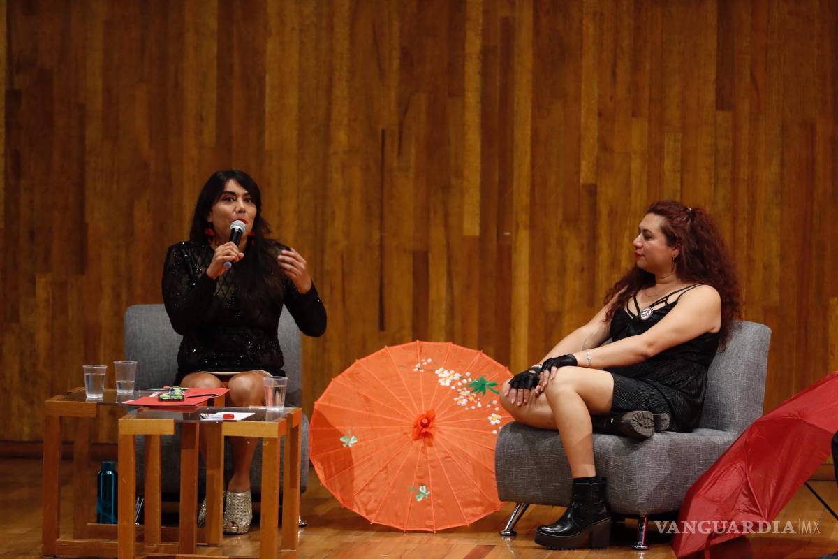 $!La defensora de derechos humanos y trabajadora sexual Natalia Lane (i) y la fundadora de Comando Trans Interseccional en Mérida, Muñeca Martínez, participan este martes durante el anuncio de la Coalición Laboral (CLaP), en Ciudad de México (México) | Foto: EFE