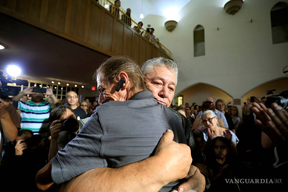 $!Antonio Basco no estuvo solo, cientos lo acompañan en el funeral de su esposa una de víctimas de la masacre en El Paso