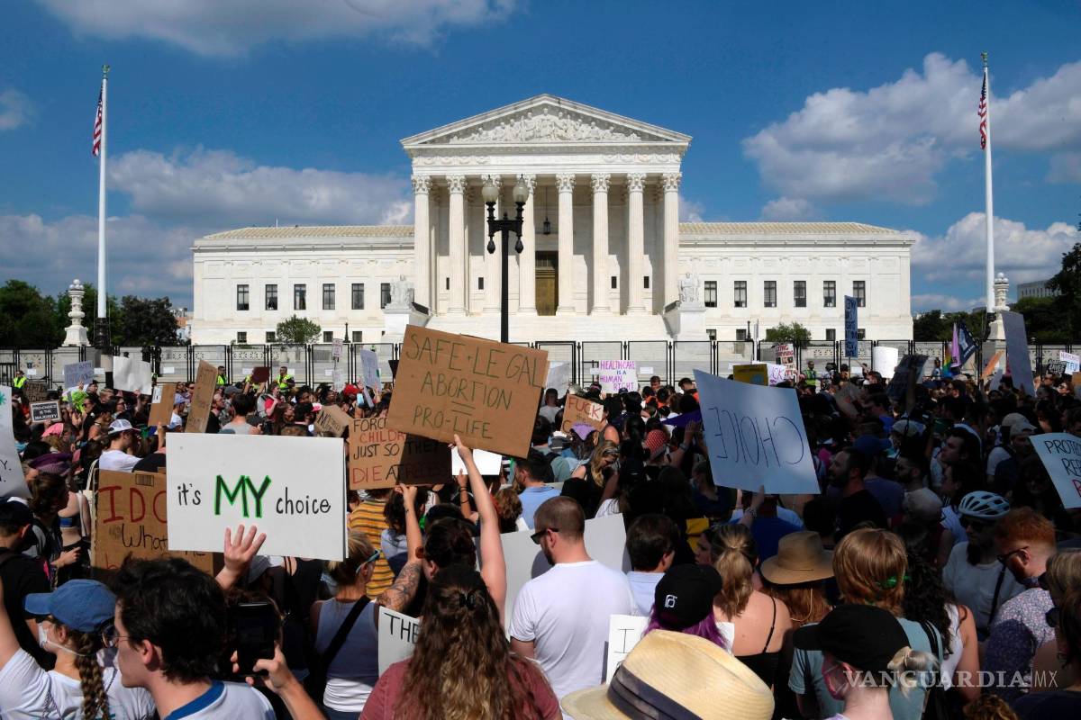 $!Decenas de mujeres participan, en una manifestación contra el fallo que prohíbe el aborto, frente al Tribunal Supremo en Washington.