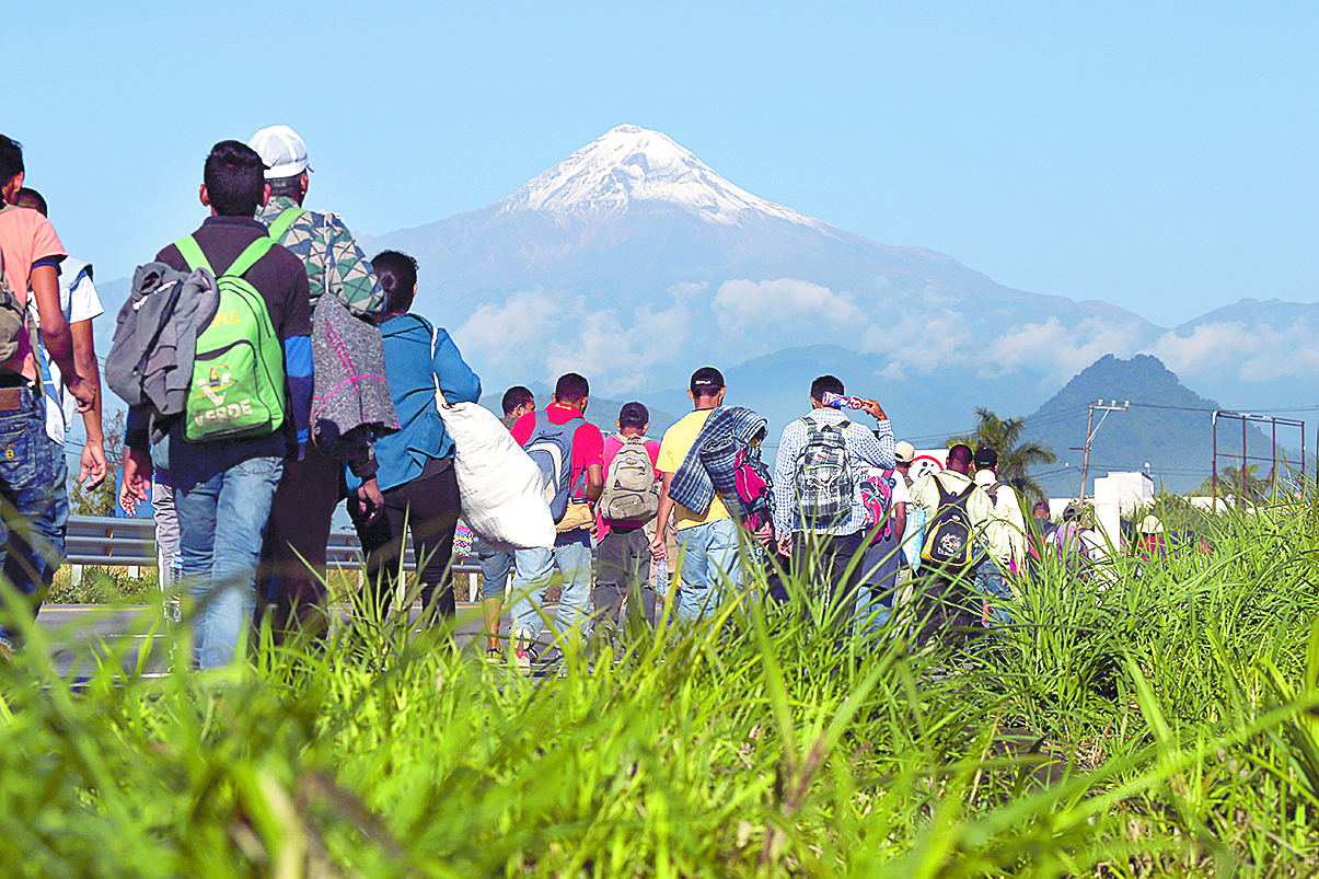 Si desplazados de la Caravana Migrante cumplen con la ley, les darían empleo en Coahuila