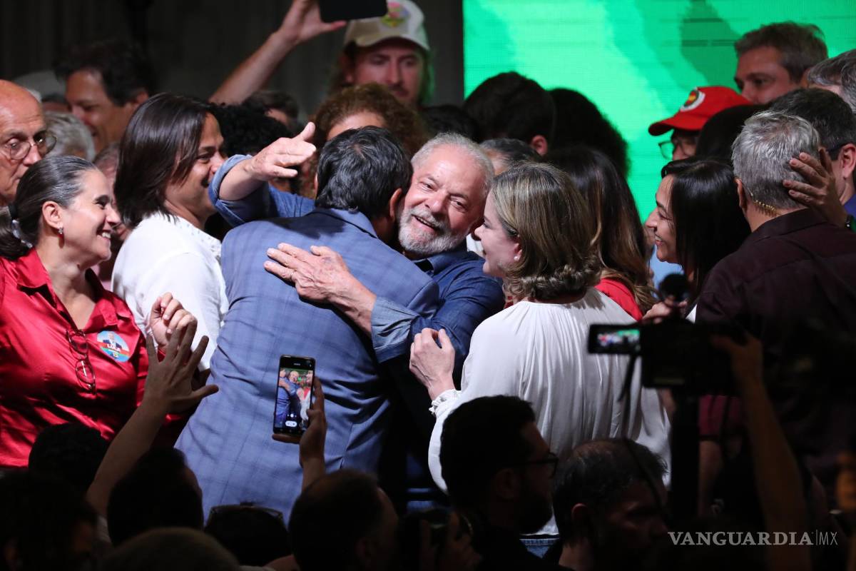 $!El expresidente brasileño Luiz Inácio Lula da Silva abraza a miembros de su comitiva tras pronunciar un discurso en Sao Paulo (Brasil).