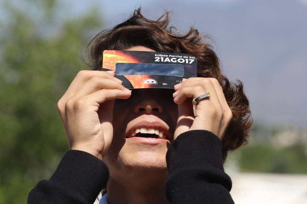 $!Saltillenses salieron a la calle a ver el eclipse