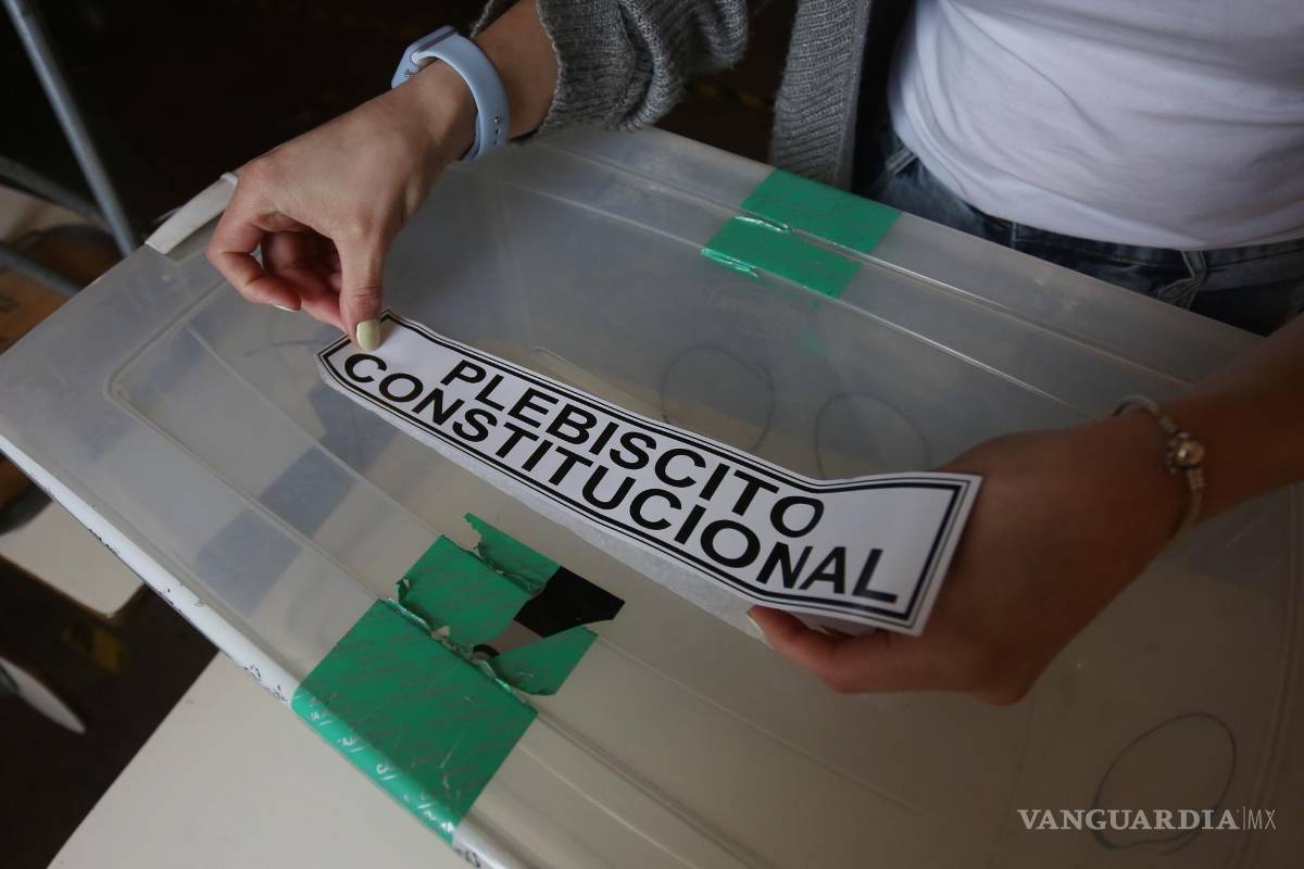 Chilenos deciden entre una nueva Constitución o la legada por la dictadura militar de Pinochet