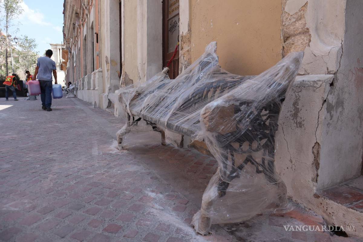 $!La instalación de bancas de descanso, cestos de basura y bolardos, que son postes de baja altura diseñados para proteger la zona peatonal, son solo algunas de las mejoras que se están realizando.
