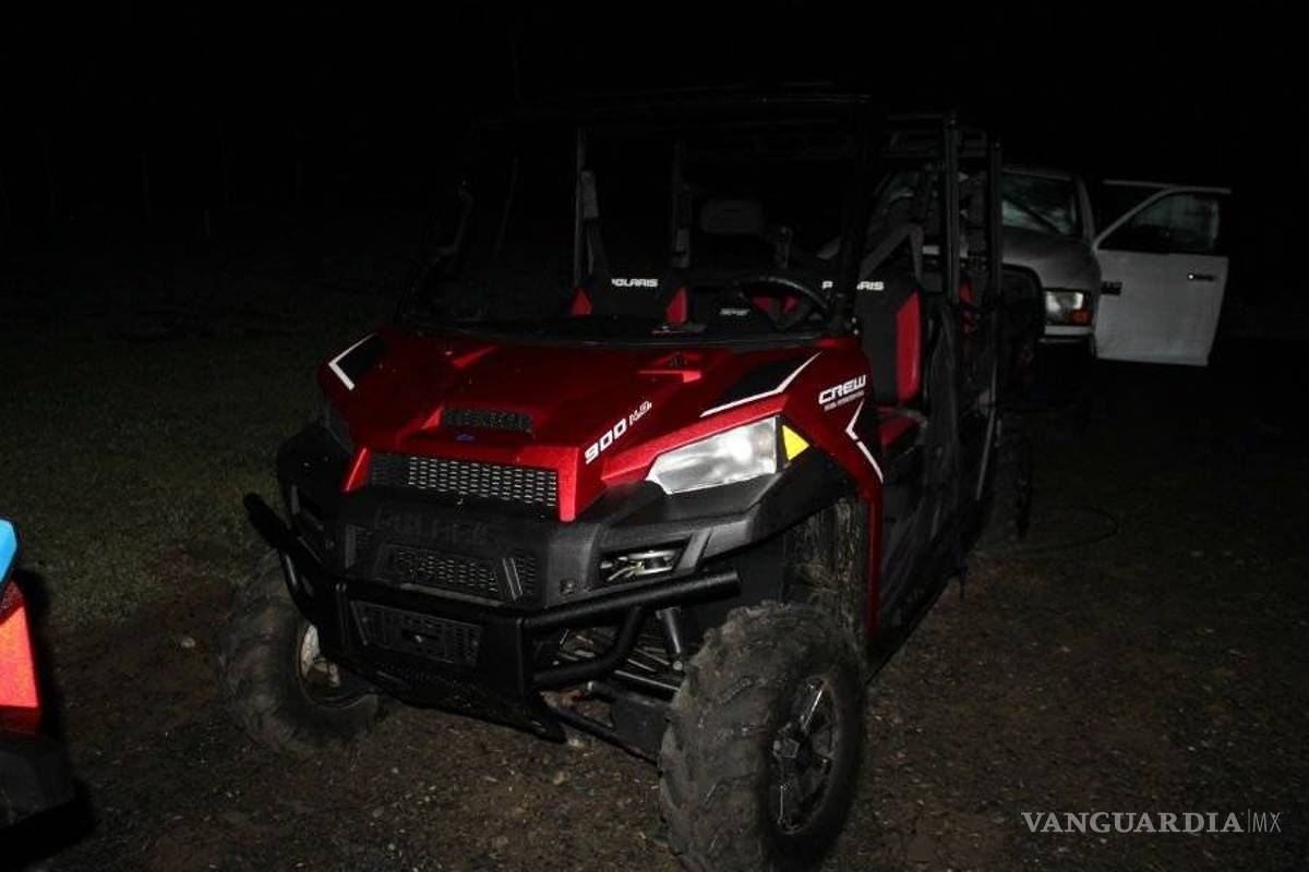 $!Aseguran militares aves exóticas y pistolas de oro en casa en Nuevo León