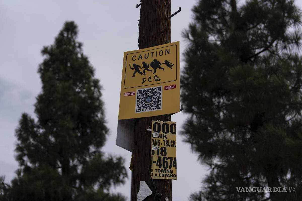 $!Una pancarta en protesta contra el ICE está colocada en un poste de servicios públicos frente a una tienda de Home Depot en la zona de Van Nuys, Los Ángeles.