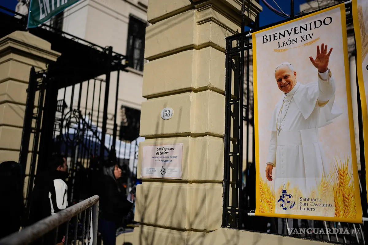 $!Una pancarta del papa León XIV cuelga en el exterior de la iglesia de San Cayetano durante la peregrinación anual en honor a San Cayetano en Buenos Aires.
