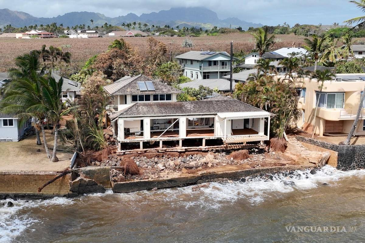 $!Esta fotografía del jueves 10 de septiembre de 2026 muestra una vivienda dañada por el huracán Lowell, en Poipu, Hawai.