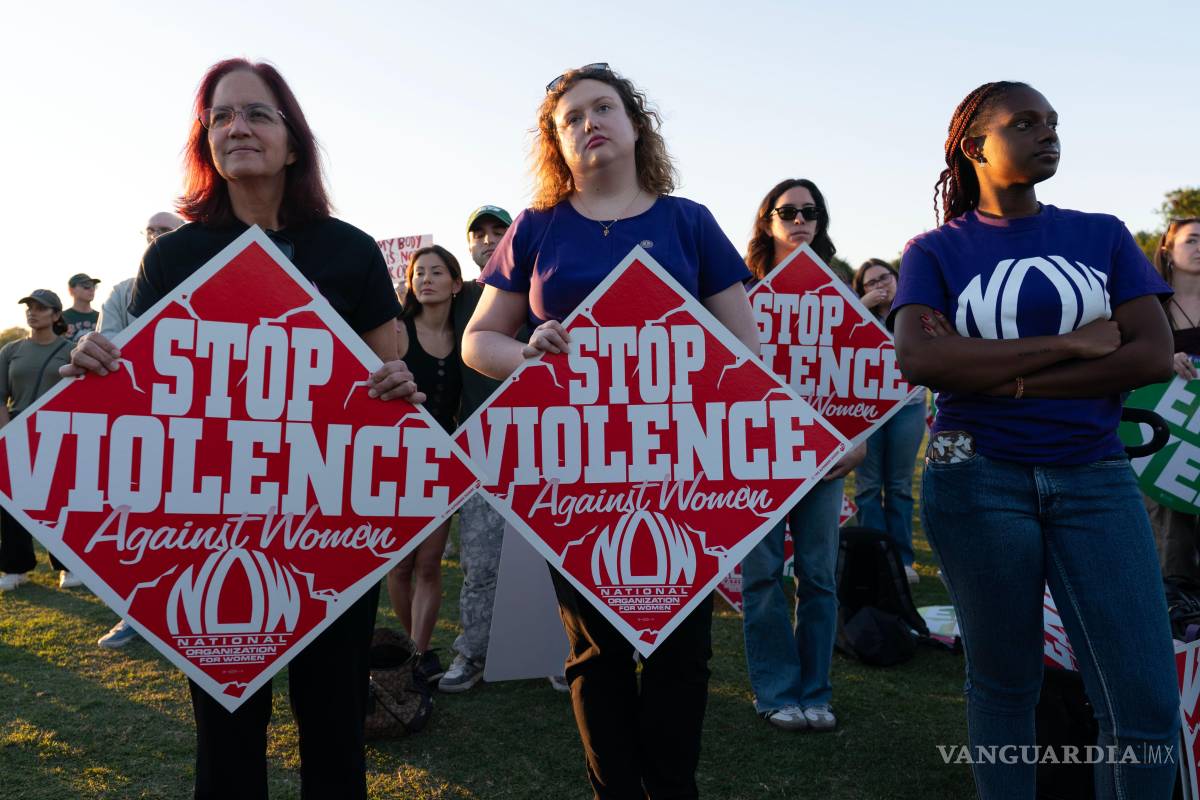 $!Manifestantes se reúnen durante una protesta bajo el lema “Alto a la violencia sexual” en el Monumento a Washington, el jueves 8 de octubre de 2026.