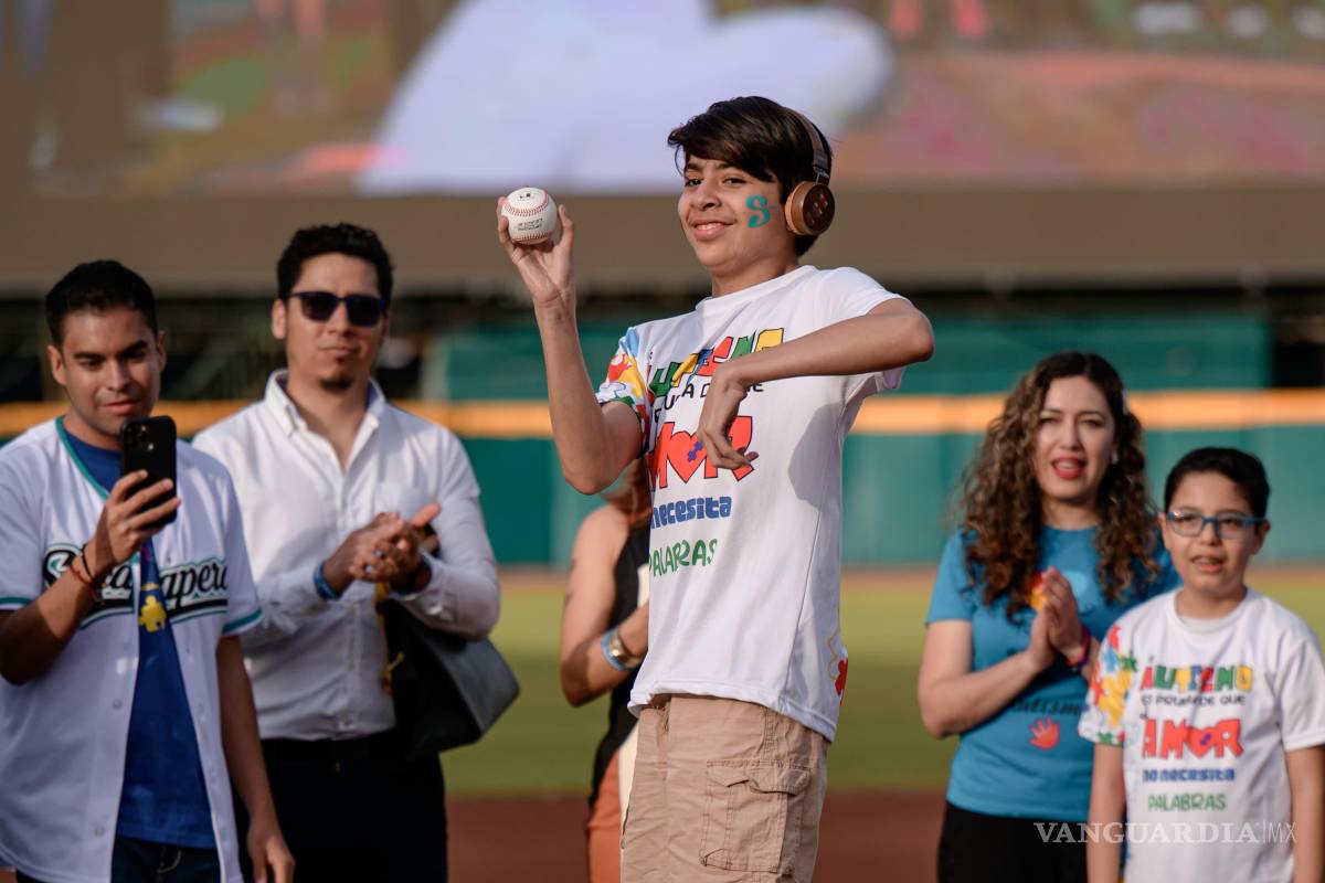 $!Diego Alejandro Martínez Rueda realizó el primer lanzamiento del juego ante una ovación de los asistentes.